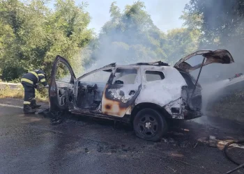 Incendiu la un autoturism la ieșirea din Târnăveni spre Cucerdea. Traficul se desfășoară alternativ