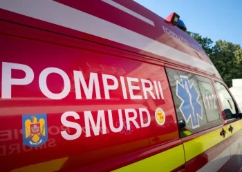 Accident în Târgu Mureș. Un autoturism electric și o autoutilitară s-au ciocnit, iar alte două mașini au fost avariate