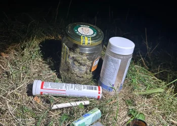 VIDEO Droguri ascunse în janta unei mașini în Zalău. 2 bărbați, unul din Marghita, unul din Gherla, dar și o femeie controlați de jandarmi