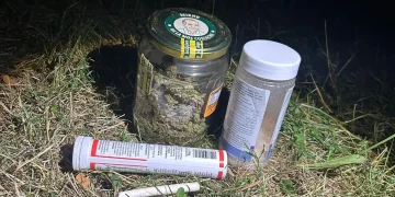 VIDEO Droguri ascunse în janta unei mașini în Zalău. 2 bărbați, unul din Marghita, unul din Gherla, dar și o femeie controlați de jandarmi