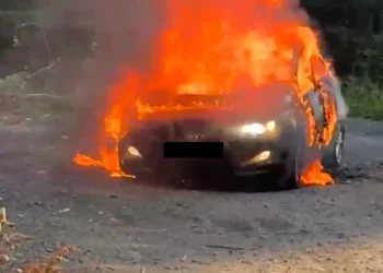 Mașină înghițită de flăcări între Săcele și Cheia. Persoană găsită carbonizată