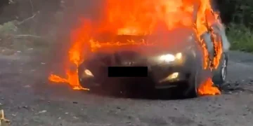 Mașină înghițită de flăcări între Săcele și Cheia. Persoană găsită carbonizată