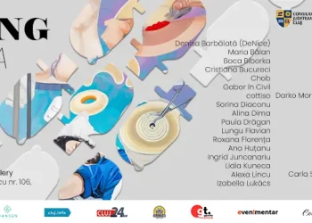 „Living with a Bag” ajunge la Cluj: o expoziție despre corp, vulnerabilitate și viața cu o stoma