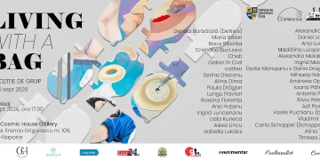 „Living with a Bag” ajunge la Cluj: o expoziție despre corp, vulnerabilitate și viața cu o stoma