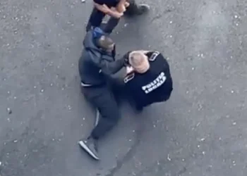 Polițiști locali din Cluj-Napoca cercetați pentru purtare abuzivă. Persoană fără adăpost târâtă la autospecială
