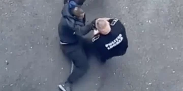 Polițiști locali din Cluj-Napoca cercetați pentru purtare abuzivă. Persoană fără adăpost târâtă la autospecială
