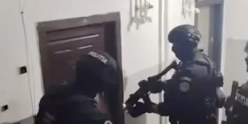 VIDEO I-au luat mascații după o bătaie în fața unui local din Aghireșu-Fabrici. Polițiștii au trecut la percheziții