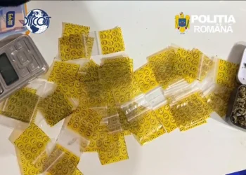 VIDEO Rețea de traficanți de droguri destructurată la Brașov. 7 persoane, majoritatea tineri, reținute de DIICOT