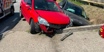 Intervenție a pompierilor dejeni. 2 mașini au ajuns în șanț