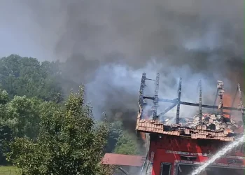 Incendiu la o șură din Mijlocenii Bârgăului. Focul a cuprins acoperișul anexei