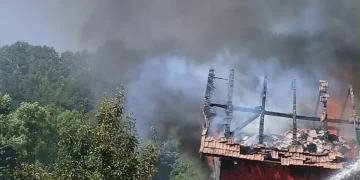 Incendiu la o șură din Mijlocenii Bârgăului. Focul a cuprins acoperișul anexei