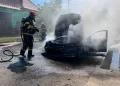 VIDEO Mașină distrusă de un incendiu în Brateiu. Focul ar fi pornit de la un cablu defect