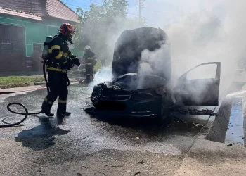 VIDEO Mașină distrusă de un incendiu în Brateiu. Focul ar fi pornit de la un cablu defect