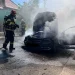 VIDEO Mașină distrusă de un incendiu în Brateiu. Focul ar fi pornit de la un cablu defect