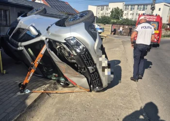 Mașină răsturnată pe strada Decebal din Sebeș. O persoană primește îngrijiri medicale