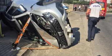 Mașină răsturnată pe strada Decebal din Sebeș. O persoană primește îngrijiri medicale