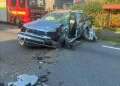 O mașină s-a ciocnit de o cisternă care transporta motorină. Au intervenit de urgență pompierii din Aiud