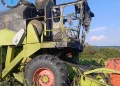 Focul a cuprins o combină și un lan de grâu în Mureș. Flăcările riscă să se extindă la o pădure