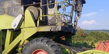 Focul a cuprins o combină și un lan de grâu în Mureș. Flăcările riscă să se extindă la o pădure