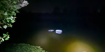 Au zburat cu mașina în râul Olt, la Barajul Scoreiu. Șoferul a reușit să iasă din autoturism