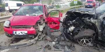 Pompierii din Beclean intervin la ieșirea din Coldău. 3 mașini implicate într-un accident