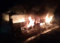 Autobuz distrus complet de flăcări lângă Cluj-Napoca. 2 persoane au reușit să se salveze