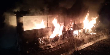 Autobuz distrus complet de flăcări lângă Cluj-Napoca. 2 persoane au reușit să se salveze