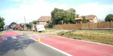 Camion încărcat cu pepeni răsturnat în Mureș. A lovit și un stâlp de curent electric