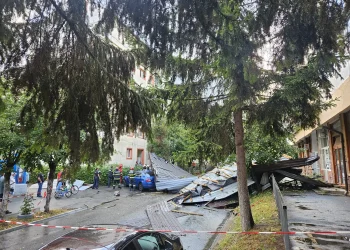 FOTO/VIDEO | Sibiu după furtună. Acoperiș prăbușit peste mai multe mașini