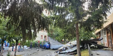 FOTO/VIDEO | Sibiu după furtună. Acoperiș prăbușit peste mai multe mașini