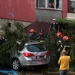 Vremea severă, pagube în Brașov. Copaci căzuți peste mașini și garaje inundate