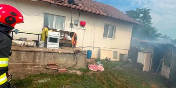 Mai multe anexe gospodărești în flăcări. Intervin pompierii mureșeni