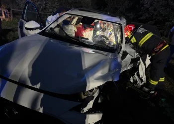 4 persoane la spital, 2 blocate în mașini în urma unui accident în Alba