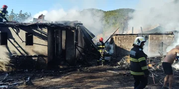 Incendiu puternic lângă Baia Mare. 2 persoane la spital din cauza arsurilor