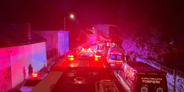 VIDEO Intervenție de amploare în Cluj-Napoca. Pensiune în flăcări, focul s-a extins la alte 2 case