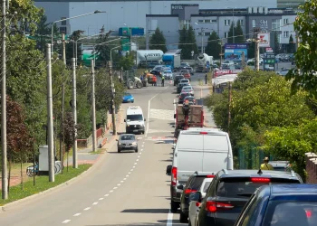 Traficul rutier dat peste cap în Dej din cauza lucrărilor la trecerea cu calea ferată de pe strada 1 Mai. Cozi pe Crângului și Vâlcele