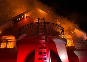 FOTO Casă cuprinsă de flăcări. Pompierii bihoreni au reușit să salveze 2 locuințe învecinate