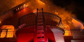 FOTO Casă cuprinsă de flăcări. Pompierii bihoreni au reușit să salveze 2 locuințe învecinate
