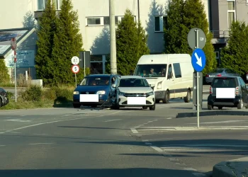 De la cititori venire | Încă un accident în Dej. Intersecția buclucașă face iar pagube
