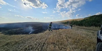 20 de hectare de miriște în flăcări. Intervin pompierii din Târgu Mureș