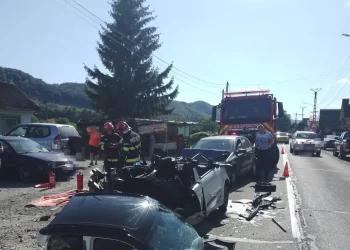 Accident în Rebrișoara. O persoană blocată în mașină în urma incidentului