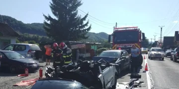 Accident în Rebrișoara. O persoană blocată în mașină în urma incidentului