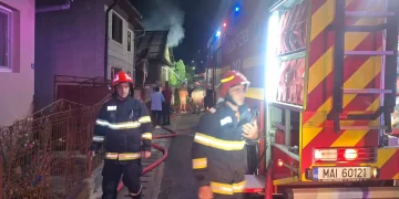 2 case din Salva cuprinse de un incendiu. Se intervine cu mai multe echipaje
