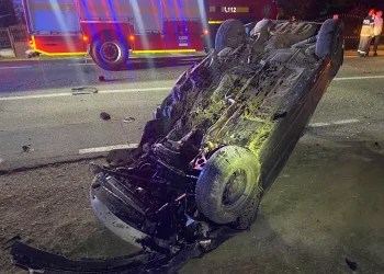 FOTO Un tânăr grav rănit. Mașină răsturnată pe plafon în Mociu