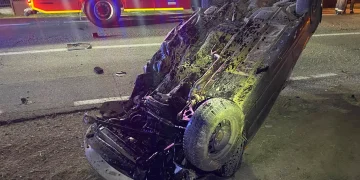 FOTO Un tânăr grav rănit. Mașină răsturnată pe plafon în Mociu