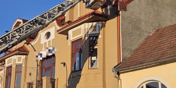 O altfel de intervenție pentru pompierii din Reghin. Pisică blocată pe acoperiș