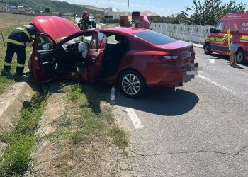 O mașină s-a izbit de un cap de pod lângă Alba Iulia