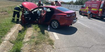 O mașină s-a izbit de un cap de pod lângă Alba Iulia