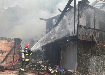 Incendiu la mănăstirea Cășiel-Strâmbu. Pompierii dejeni intervin de urgență