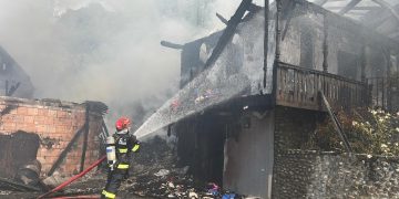 Incendiu la mănăstirea Cășiel-Strâmbu. Pompierii dejeni intervin de urgență